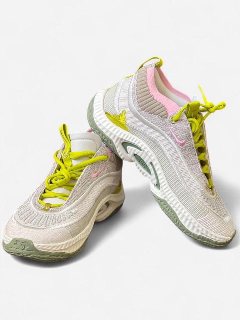 Nike Cosmic Unity 3 Women’s Sneakers – Size 9.5 – New